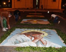 EM MEIO A PANDEMIA CATÓLICOS MANTIVERAM TRADIÇÃO DE TAPETES DE CORPUS CHRISTI