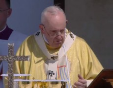 O PAPA: DIANTE DE NÓS ESTÁ A EUCARISTIA, PARA NOS RECORDAR QUEM É DEUS 