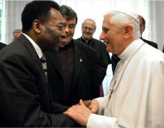 PELÉ E OS PAPAS: “DEUS ME DEU O PRIVILÉGIO DE FALAR COM TRÊS PAPAS”