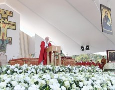 DIA DA CRUZ: “UM CRISTIANISMO SEM CRUZ É MUNDANO E TORNA-SE ESTÉRIL” 