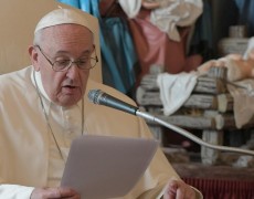 O PAPA: NO PRESÉPIO, JESUS NOS MOSTRA O CAMINHO DA TERNURA PARA SERMOS HUMANOS