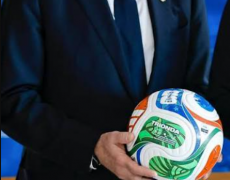 PAPA LEÃO XIV RECEBE BOLA OFICIAL DA COPA DO MUNDO FIFA 2026