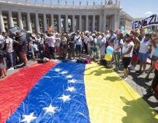 FRANCISCO REZA PELOS VENEZUELANOS QUE SOFREM PELA COVID-19 E PELA POBREZA