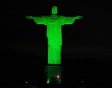 CRISTO REDENTOR É ILUMINADO EM VERDE PELOS 10 ANOS DA LAUDATO SI