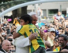 MENINO QUE ABRAÇOU O PAPA NA JMJ RIO 2013 SE PREPARA PARA SER PADRE