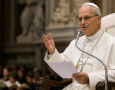NA LITURGIA, MÚSICA NÃO É DECORAÇÃO: CANTAR E TOCAR SIGNIFICA REZAR