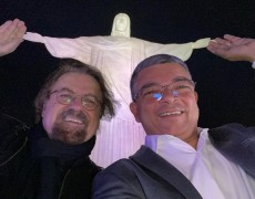 IZAÍAS CARNEIRO E O PASTOR ASAPH BORBA CANTAM JUNTOS AOS PÉS DO CRISTO REDENTOR