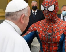 UM SUPER-HERÓI NA AUDIÊNCIA GERAL: O HOMEM-ARANHA QUE FAZ SORRIR AS CRIANÇAS DOENTES 