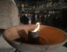 FAMÍLIAS RUSSA E UCRANIANA CARREGAM JUNTAS A CRUZ NA VIA SACRA