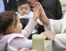 O PAPA RECEBE MENSAGENS DE BONS VOTOS E RÁPIDA RECUPERAÇÃO DO MUNDO INTEIRO 