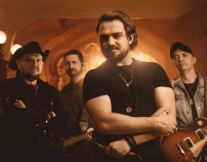 ROSA DE SARON COMEMORA 35 ANOS DE CARREIRA COM SHOW NO RIO DE JANEIRO