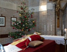 ÚLTIMA HOMENAGEM AO PAPA EMÉRITO BENTO XVI