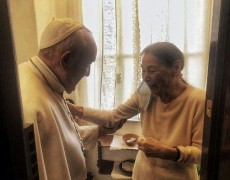 PAPA FRANCISCO SURPREENDE ESCRITORA HÚNGARA SOBREVIVENTE DE AUSCHWITZ 