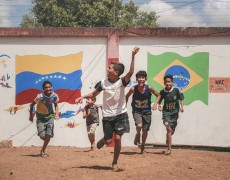 PANAS: EXPOSIÇÃO URBANA SOBRE MIGRANTES NO BRASIL GANHA NOVA PROJEÇÃO E MOVIMENTA NOVE CAPITAIS