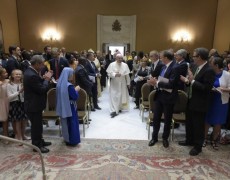 O PAPA: “QUE OS POLÍTICOS PROTEJAM A DIGNIDADE HUMANA DAS AMEAÇAS TECNOLÓGICAS” 