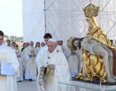 PAPA FRANCISCO: “NOSSA SENHORA, CURAI COM A VOSSA DOÇURA AS NOSSAS FERIDAS”