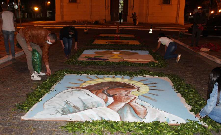 EM MEIO A PANDEMIA CATÓLICOS MANTIVERAM TRADIÇÃO DE TAPETES DE CORPUS CHRISTI