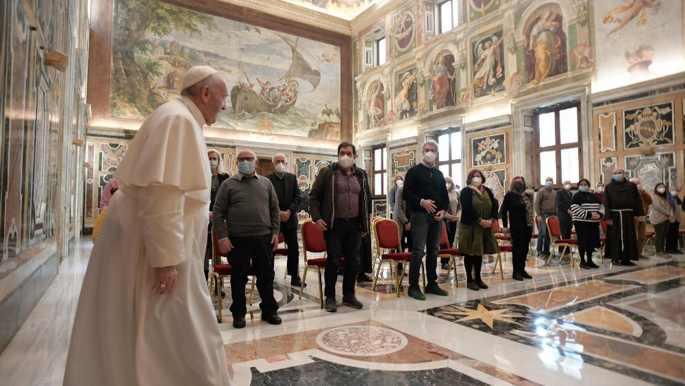 PAPA: MAIS COMPAIXÃO E TERNURA POR QUEM ESTÁ FERIDO E ESMAGADO PELO PESO DA VIDA
