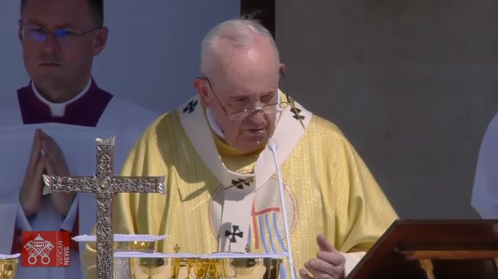 O PAPA: DIANTE DE NÓS ESTÁ A EUCARISTIA, PARA NOS RECORDAR QUEM É DEUS 