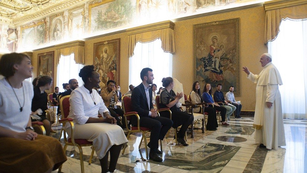 PAPA: “POR UMA IGREJA POBRE COM E PARA OS POBRES”