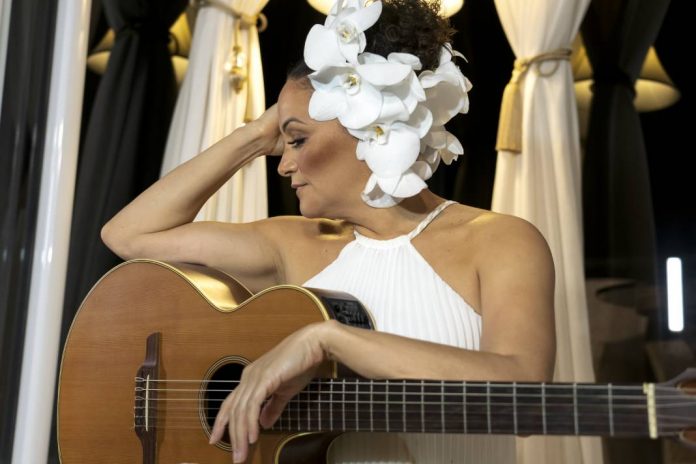 “AMOR PRA MIL VIDAS”: OUÇA O DOUBLE-SINGLE DE ZIZA FERNANDES  