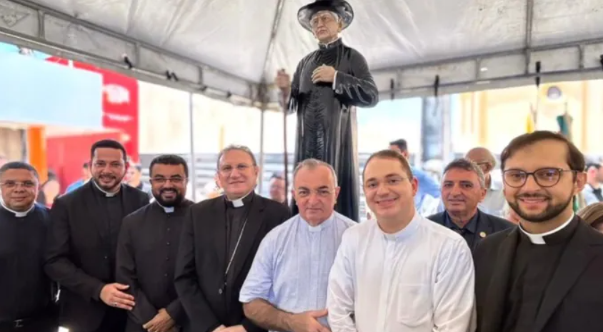 CE: ESTÁTUA DE PADIM CIÇO É INAUGURADA PRÓXIMO À IGREJA ONDE FOI BATIZADO