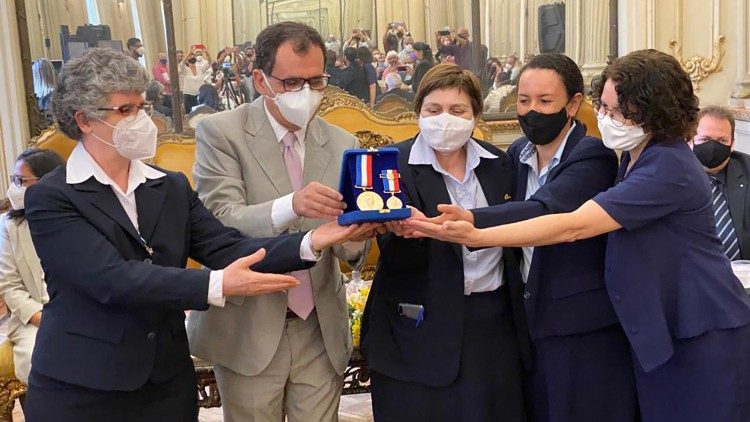 IRMÃS PAULINAS RECEBEM MEDALHA PEDRO ERNESTO NO RJ