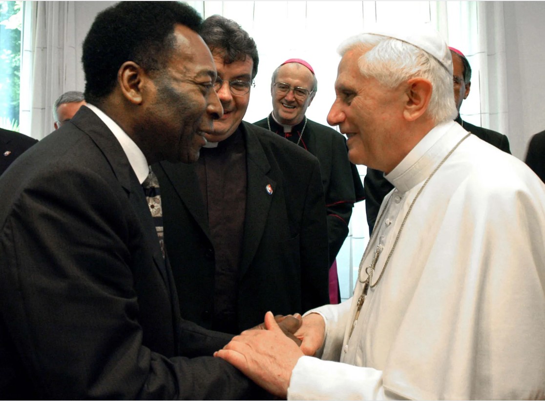 PELÉ E OS PAPAS: “DEUS ME DEU O PRIVILÉGIO DE FALAR COM TRÊS PAPAS”