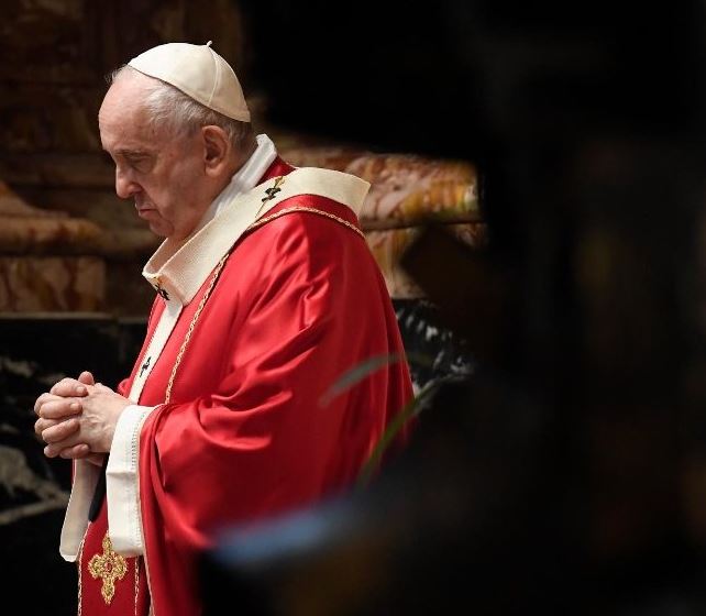 PAPA CELEBRA MISSA PELOS CARDEAIS E BISPOS FALECIDOS
