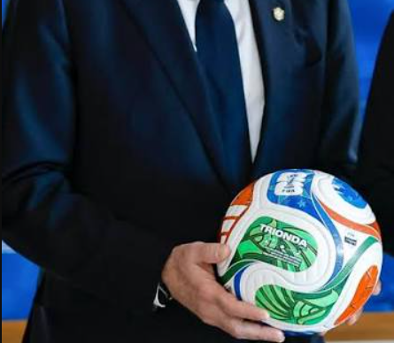 PAPA LEÃO XIV RECEBE BOLA OFICIAL DA COPA DO MUNDO FIFA 2026
