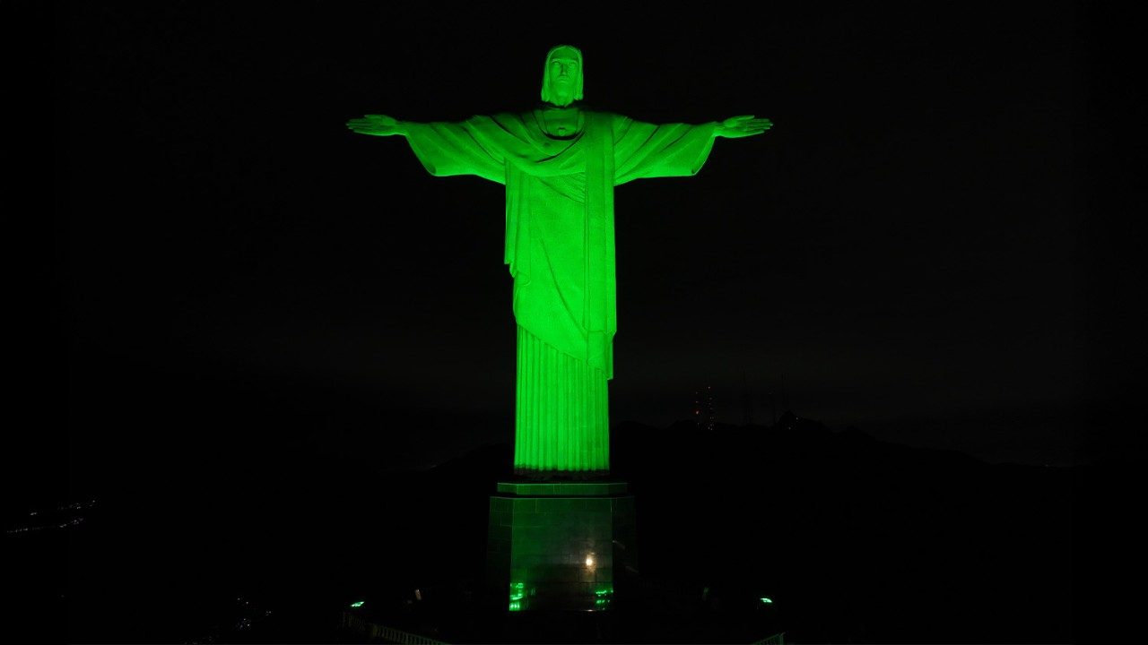 CRISTO REDENTOR É ILUMINADO EM VERDE PELOS 10 ANOS DA LAUDATO SI