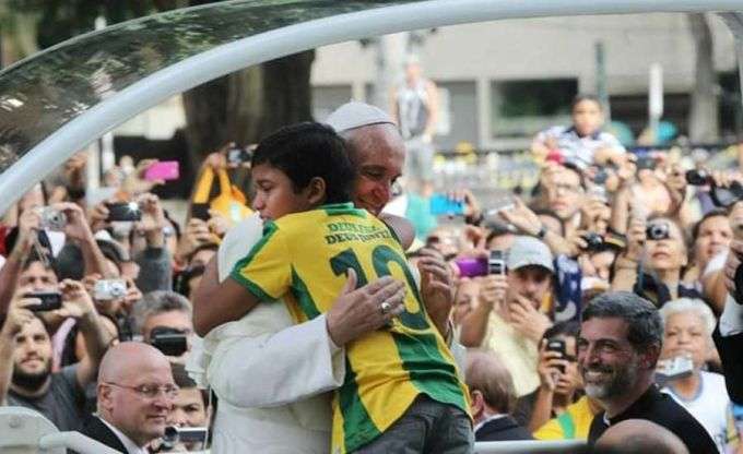MENINO QUE ABRAÇOU O PAPA NA JMJ RIO 2013 SE PREPARA PARA SER PADRE