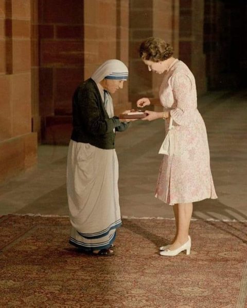 SANTOS E PAPAS QUE A RAINHA ELIZABETH CONHECEU PESSOALMENTE