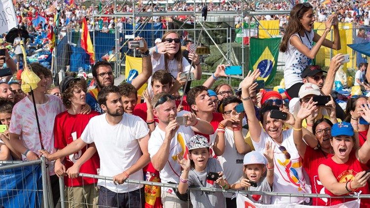 O PAPA: A UNIVERSIDADE CATÓLICA DEVE AJUDAR OS JOVENS A REALIZAR SEUS SONHOS E OBJETIVOS