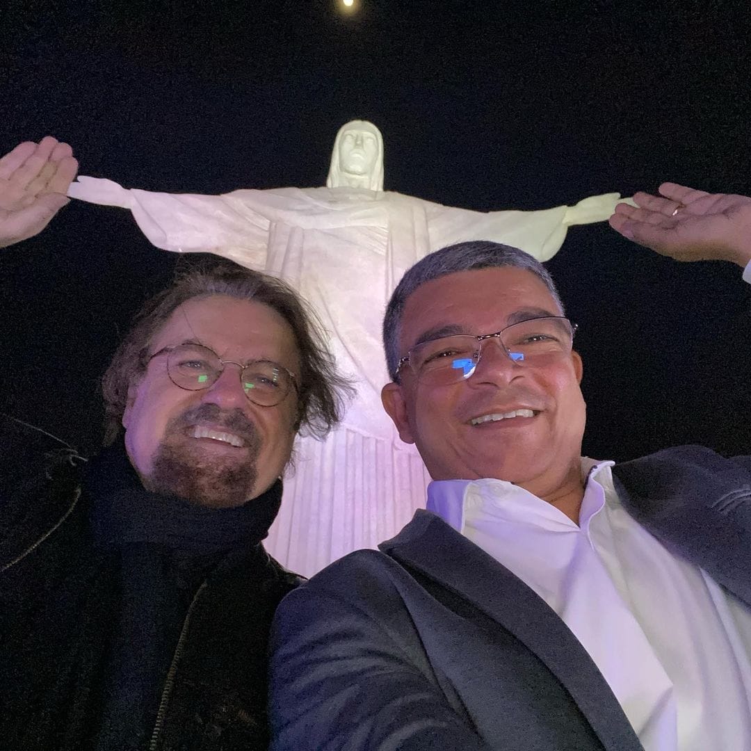 IZAÍAS CARNEIRO E O PASTOR ASAPH BORBA CANTAM JUNTOS AOS PÉS DO CRISTO REDENTOR