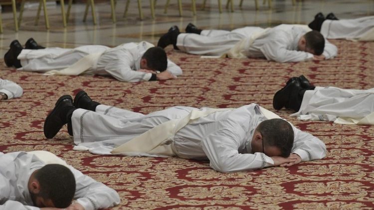 PAPA ORDENA 9 SACERDOTES PARA A DIOCESE DE ROMA, ENTRE ELES UM BRASILEIRO