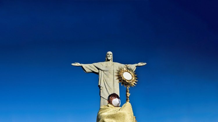 CORPUS CHRISTI NO CRISTO REDENTOR: “SEJAMOS CONSTRUTORES DE PONTES E DE PAZ” 