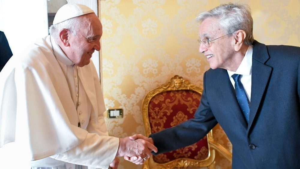 PAPA FRANCISCO RECEBE O CANTOR CAETANO VELOSO