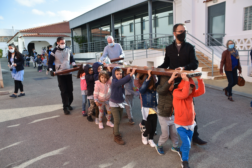 EM SILVES CRIANÇAS E IDOSOS ACOLHEM A CRUZ PEREGRINA E O ÍCONE DE NOSSA SENHORA