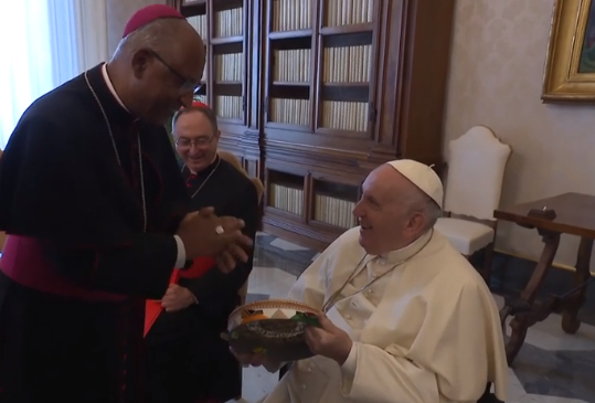 PAPA RECEBE PANDEIRO COMO SÍMBOLO DA ALEGRIA DA BAHIA E DO EVANGELHO
