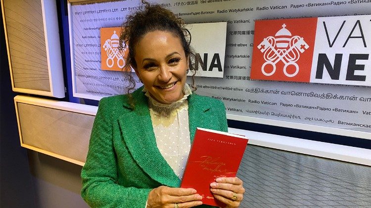ZIZA FERNANDES COMEMORA 30 ANOS DE CARREIRA COM APRESENTAÇÕES PELA EUROPA