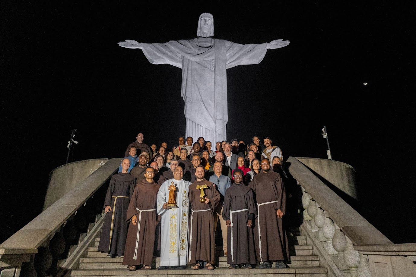 CRISTO REDENTOR E A DEVOÇÃO AO 1º SANTO BRASILEIRO 