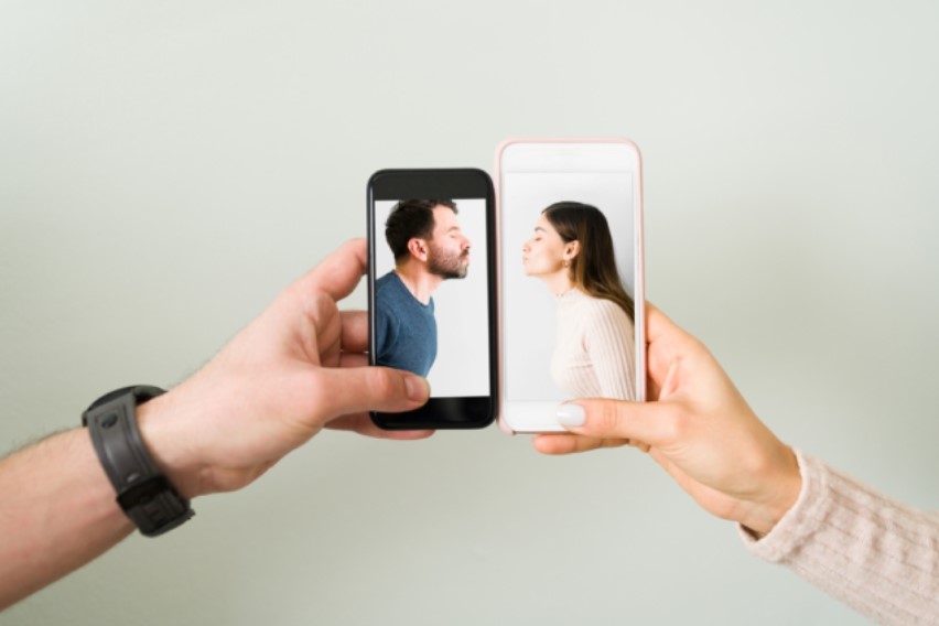 COMO SITES E APPS ESTÃO AJUDANDO A FORMAR CASAIS CATÓLICOS