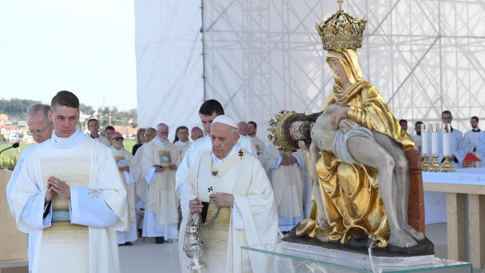 PAPA FRANCISCO: “NOSSA SENHORA, CURAI COM A VOSSA DOÇURA AS NOSSAS FERIDAS”