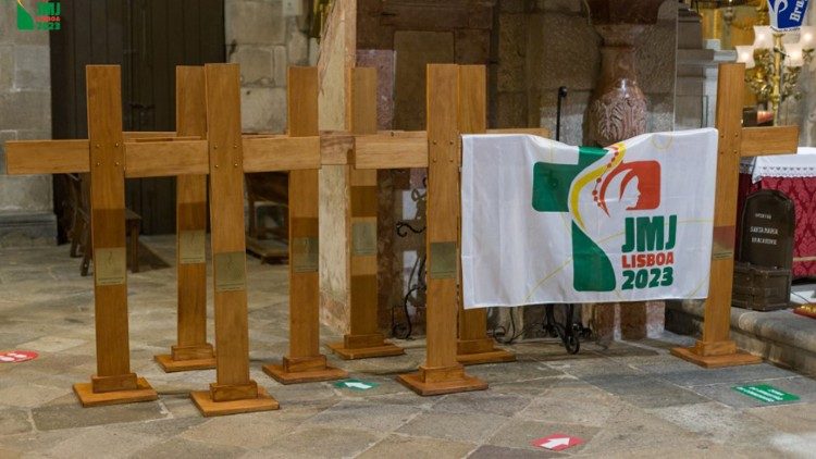 JMJ 2023: JOVENS FAZEM CAMINHO COM A CRUZ 